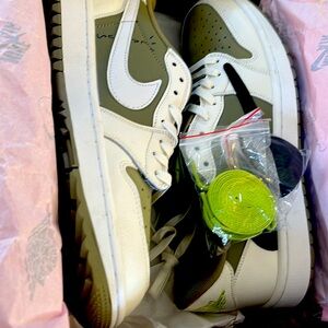10.5 never been worn original box cactus jack air jordan 1